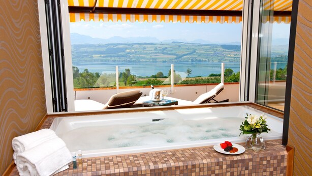 Superior Deluxe Suite with Whirlpool Bath | 분사식 욕조