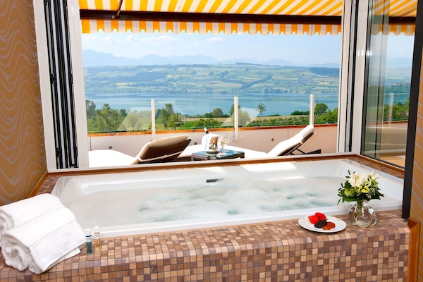 Superior Deluxe Suite with Whirlpool Bath | Jetted tub