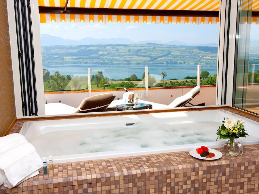 Superior Deluxe Suite with Whirlpool Bath | Jetted tub