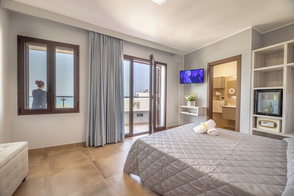 Roba de llit d'alta qualitat, cobrellits i minibar 