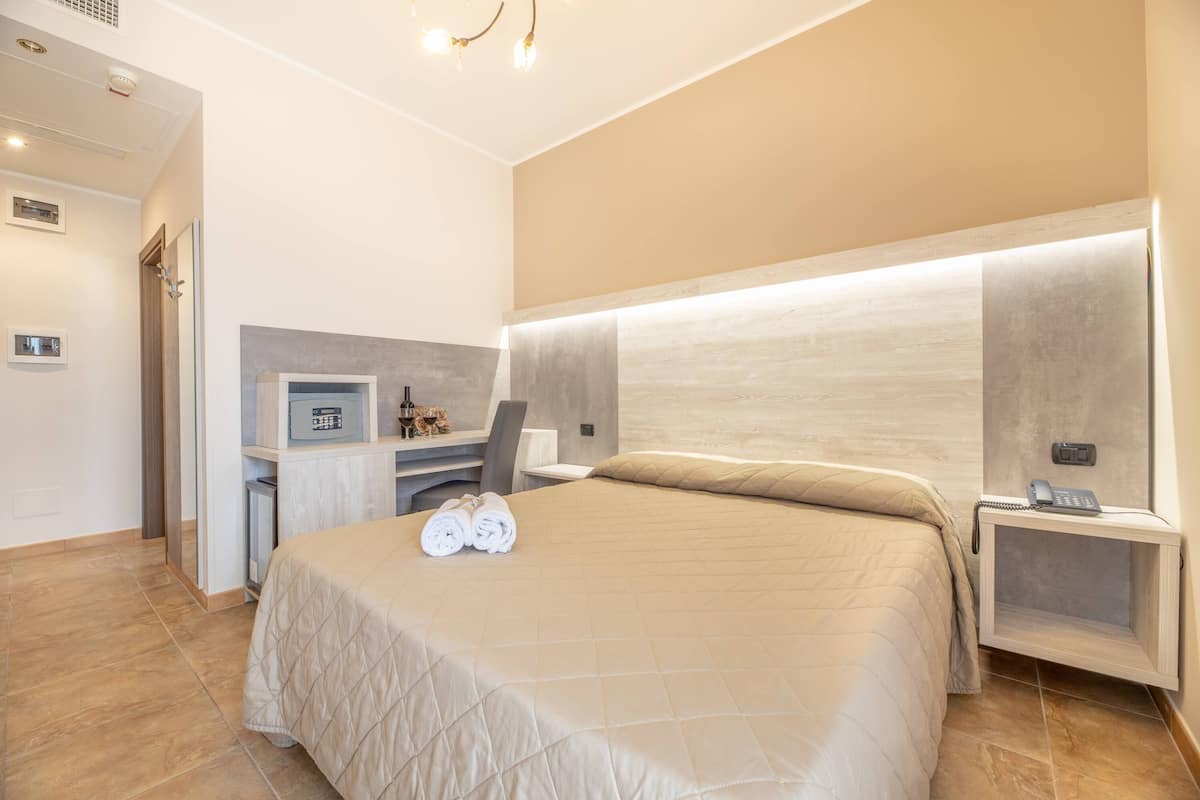 Premium bedding, down duvets, minibar, in-room safe
