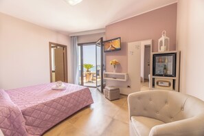 Sengetøy av topp kvalitet, dundyner, minibar og safe på rommet