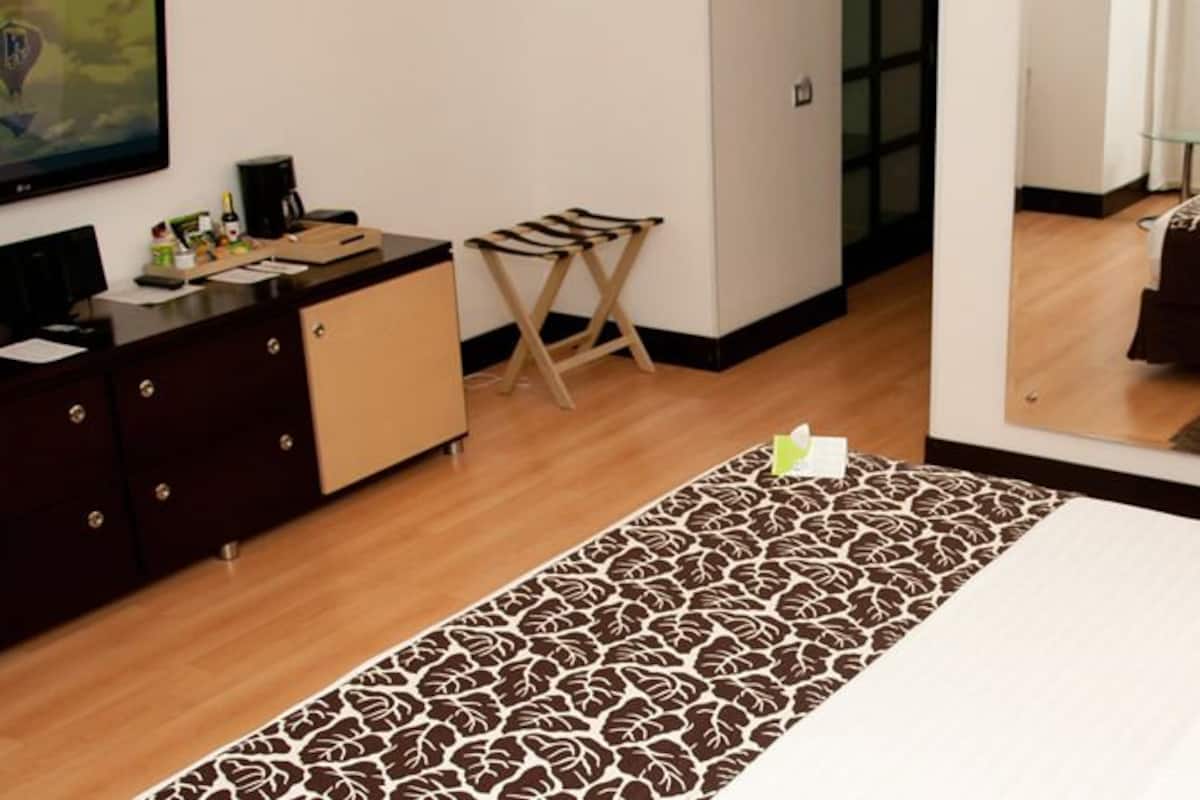 premium bedding, minibar, in-room safe, desk