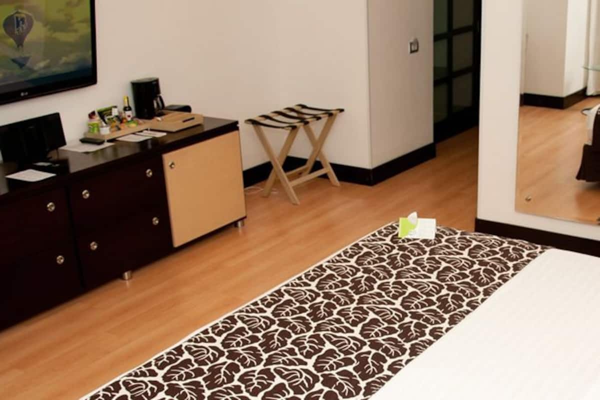 Peralatan tempat tidur premium, bar mini, peti besi dalam bilik, meja