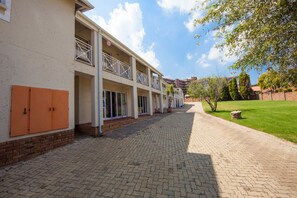 Property grounds - Vetho 2 Apartments OR Tambo Airport (Kempton Park)