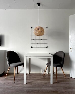 Double Room | Hypo-allergenic bedding, free cribs/infant beds, free WiFi, bed sheets - Kirsebærkroen (Praesto)