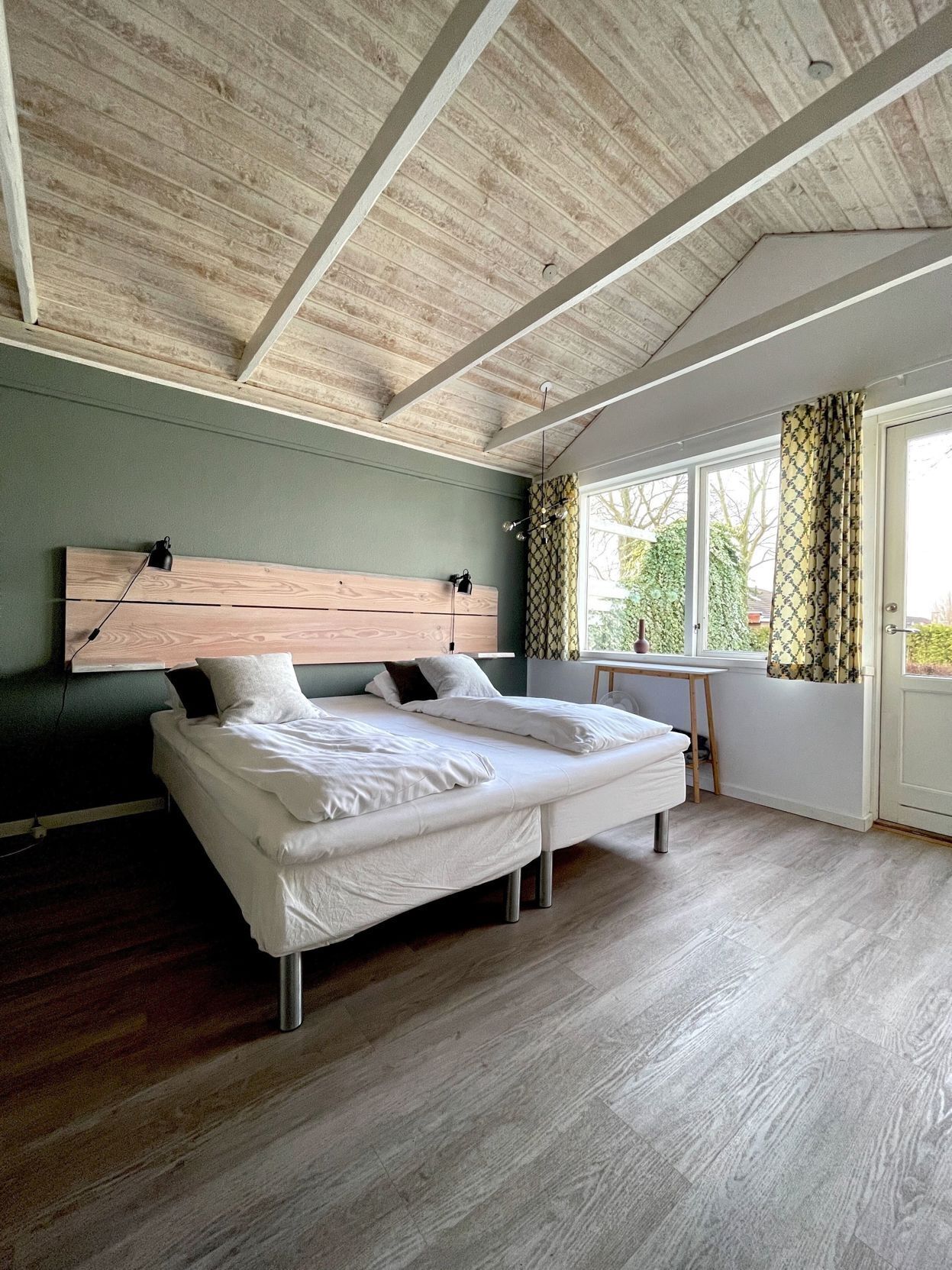 Hypo-allergenic bedding, free cribs/infant beds, free WiFi, bed sheets