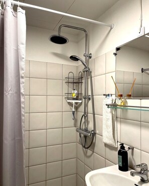 Doppelzimmer | Badezimmer | Dusche, Handtücher