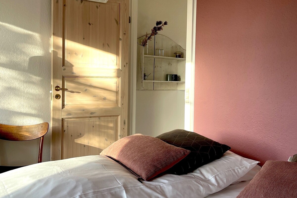 Hypo-allergenic bedding available, cribs (free), WiFi, bed sheets