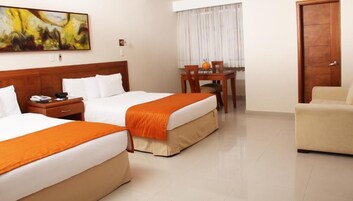 Roupas de cama premium, frigobar, cofres nos quartos