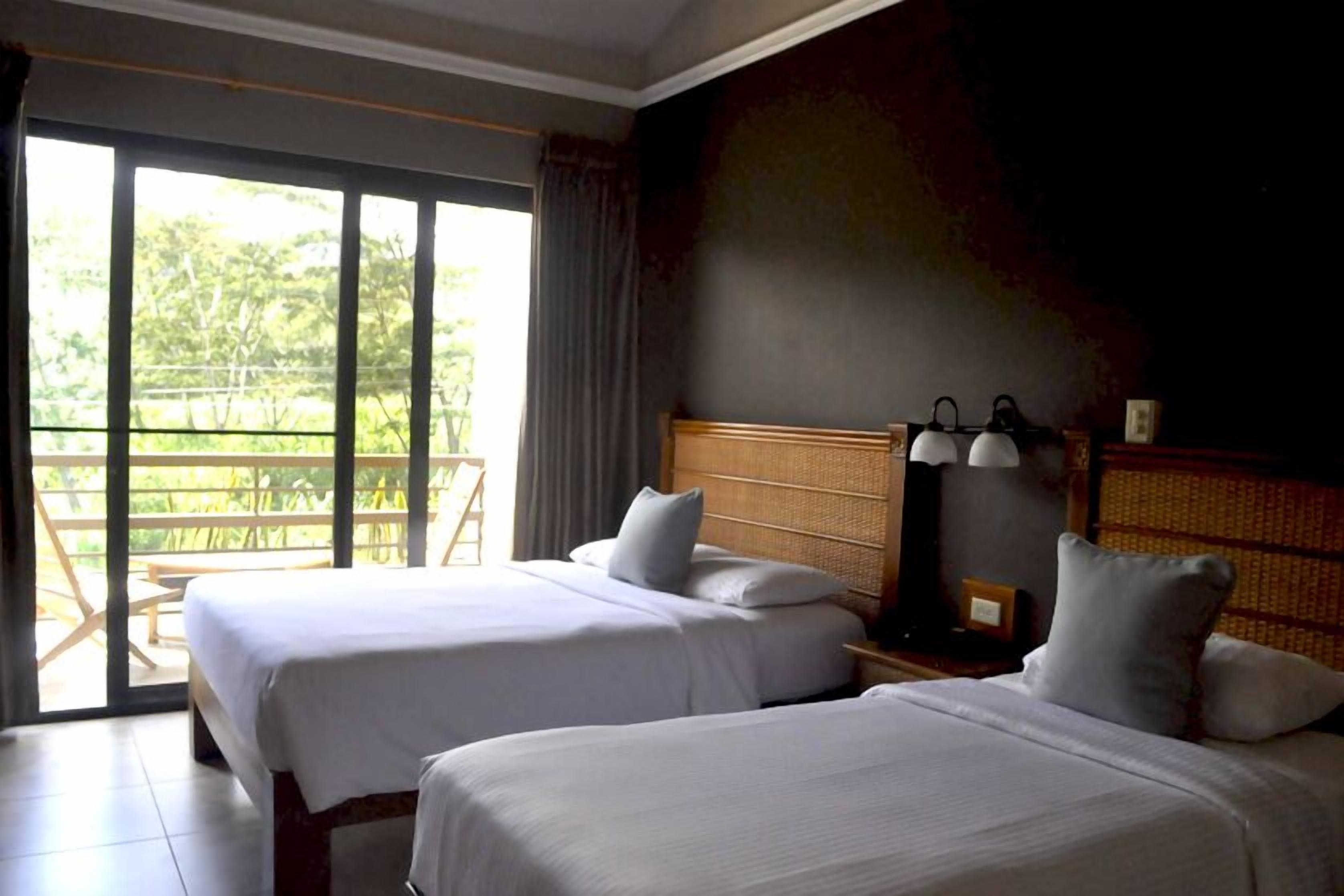 standard triple room | in-room safe, desk, free wifi, bed sheets