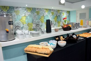 Päivittäinen buffetaamiainen (18 USD per henkilö)