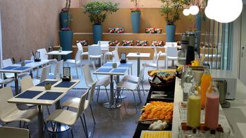 Café da manhã com buffet todos os dias (USD 18 por pessoa)