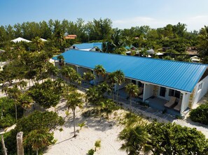 Blackout curtains, iron/ironing board, free WiFi, bed sheets - Pelican Beach Hotel (Whitby)