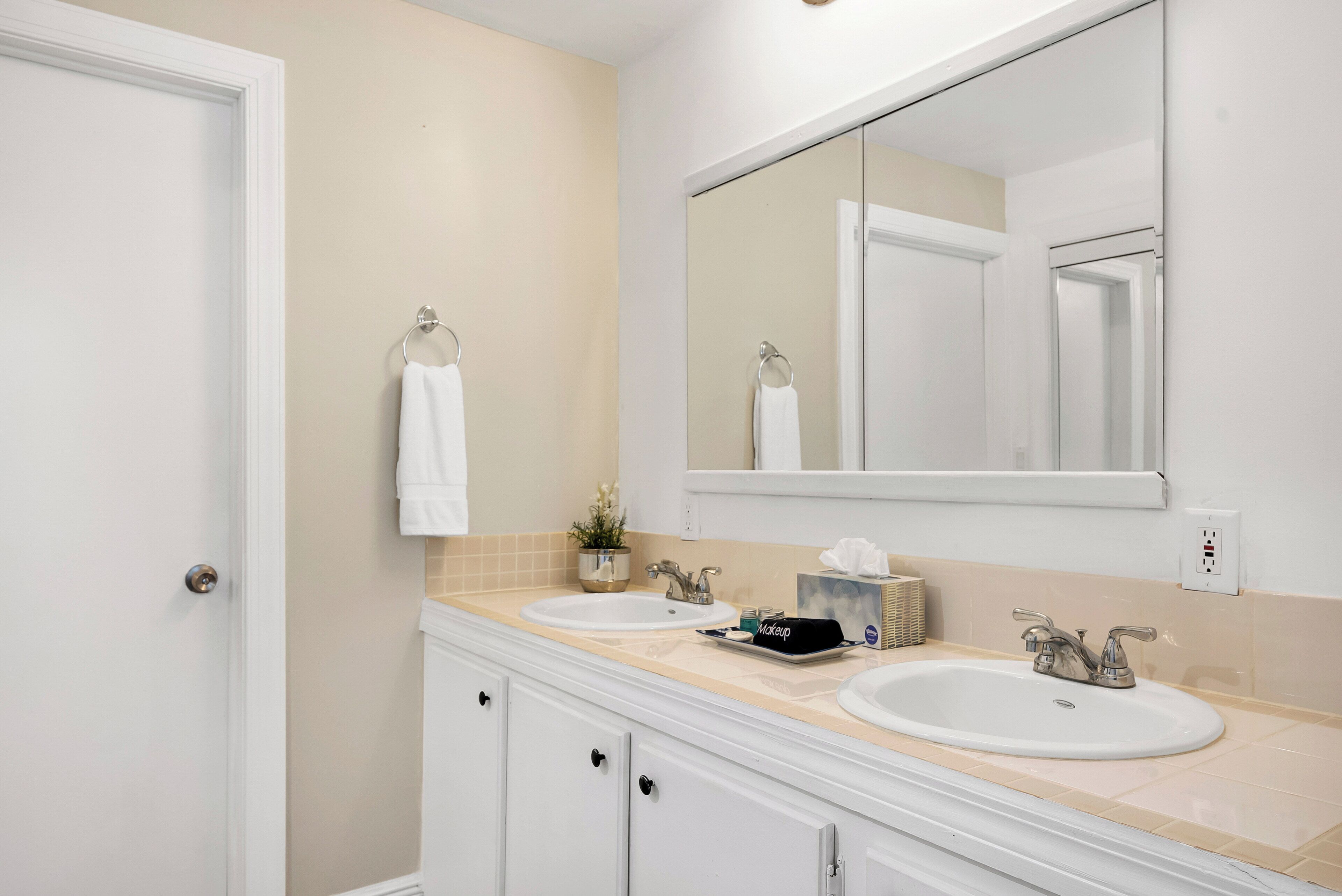 seafan | bathroom | hair dryer, towels, soap, shampoo