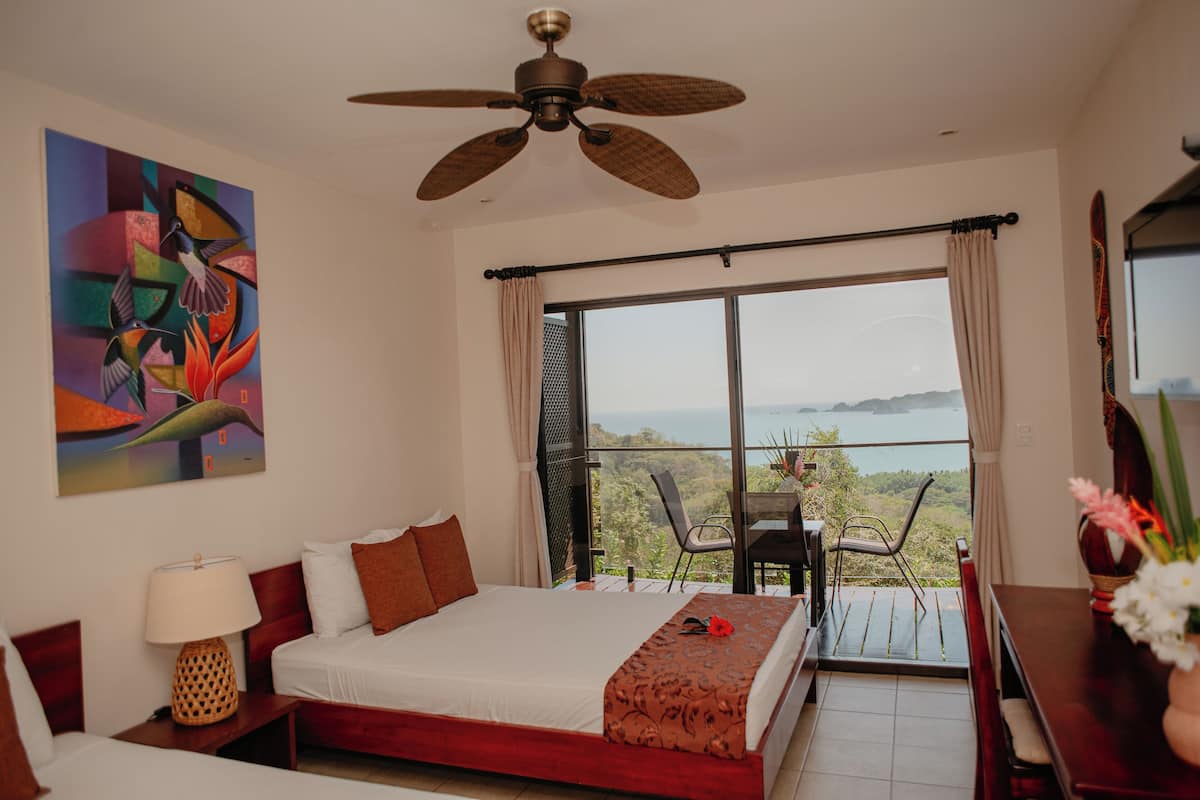 Habitacion Estandar Familiar | Minibar, in-room safe, desk, free WiFi