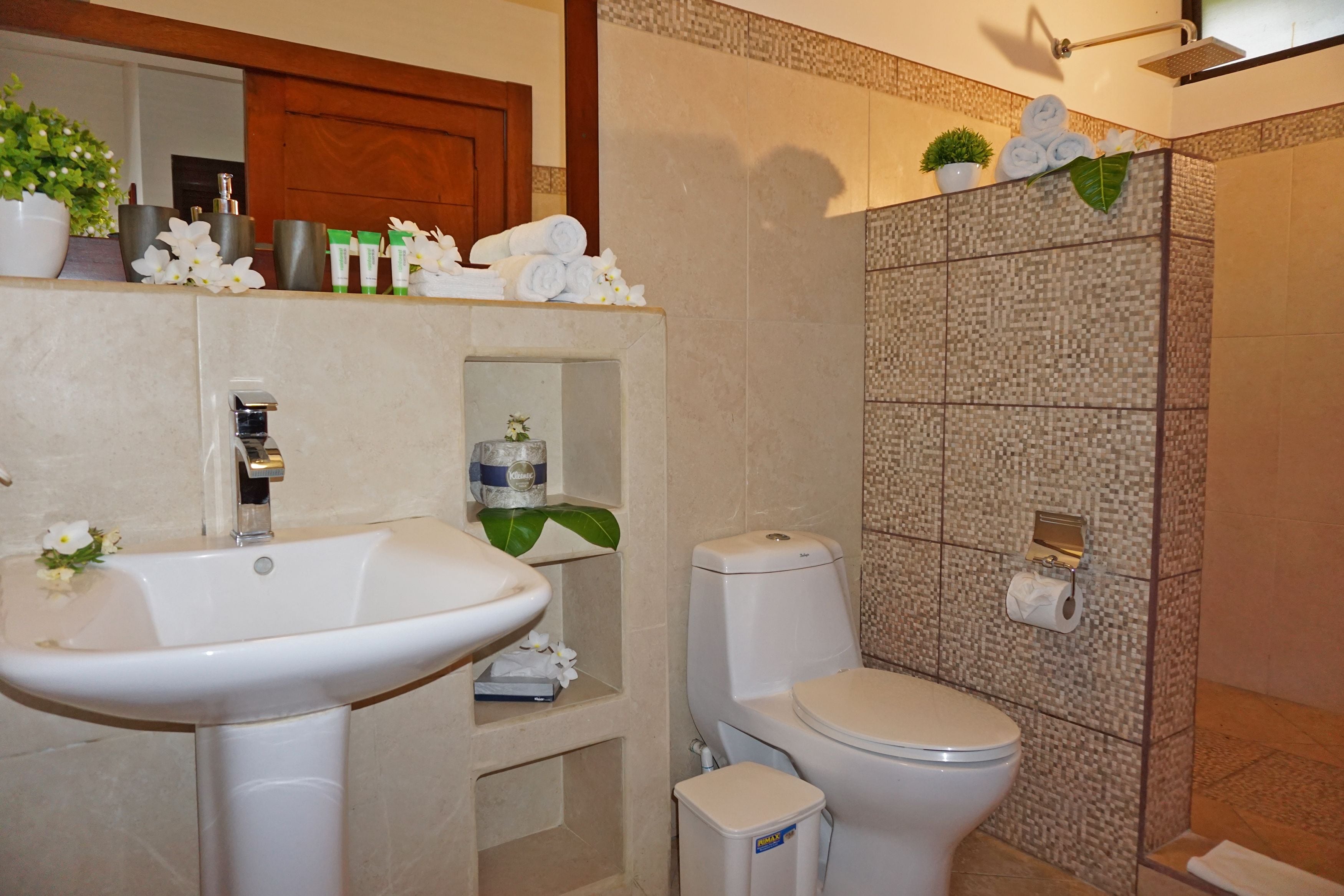 standard room | bathroom | shower, rainfall showerhead, free toiletries, hair dryer
