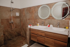 Junior Studio Suite | Bathroom | Shower, rainfall showerhead, free toiletries, hair dryer