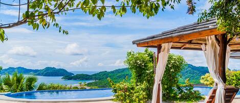 Piscina a l'aire lliure, para-sols i gandules