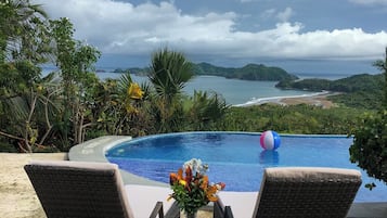 Kolam renang outdoor, dengan payung kolam renang dan kursi berjemur