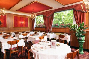Breakfast, lunch, dinner served; French cuisine, pool views  - Hôtel d'Etigny (Bagneres-de-Luchon)