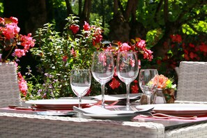 Frühstück, Mittagessen, französische Küche, Blick auf den Pool