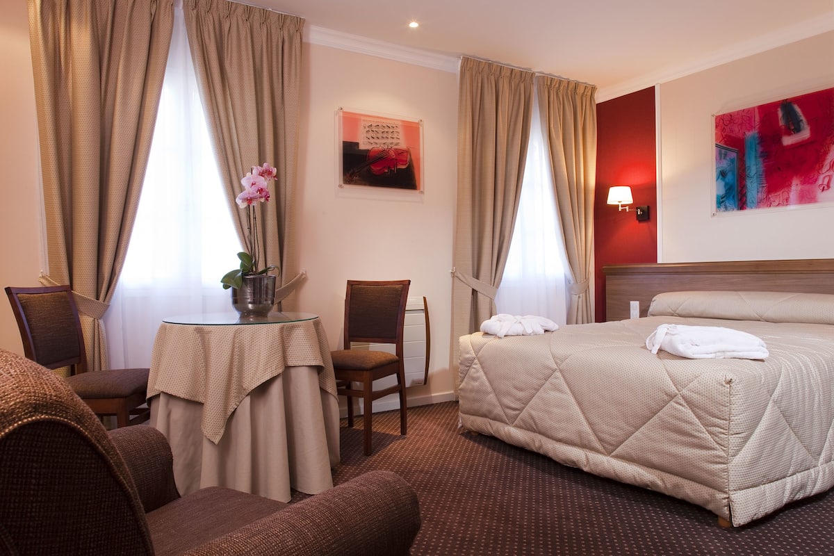 premium double or twin room | soundproofing, iron/ironing board, free wifi, bed sheets