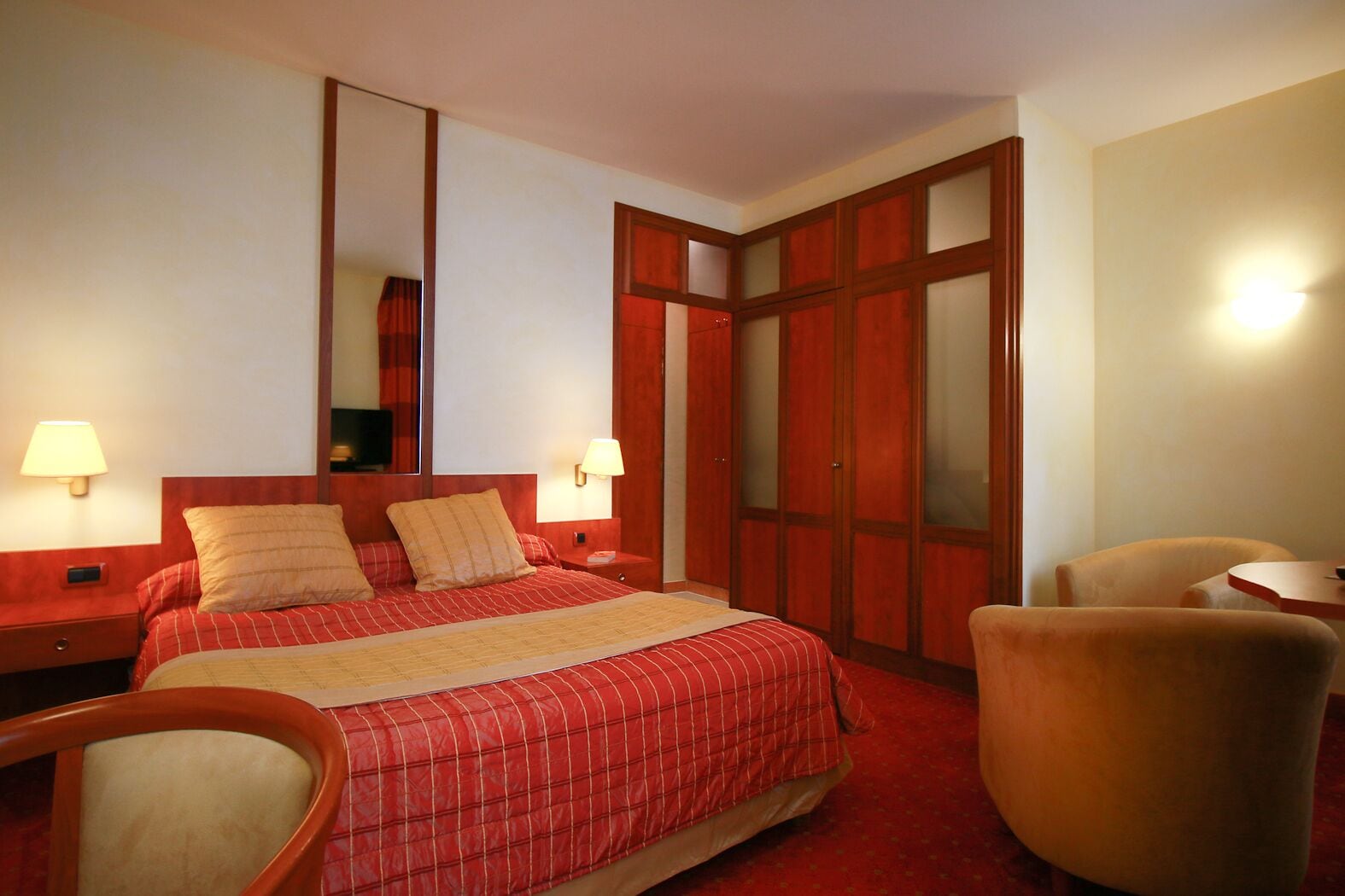 premium double or twin room | soundproofing, iron/ironing board, free wifi, bed sheets
