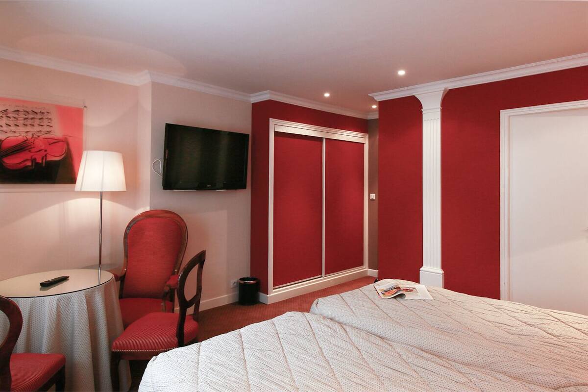premium double or twin room | soundproofing, iron/ironing board, free wifi, bed sheets