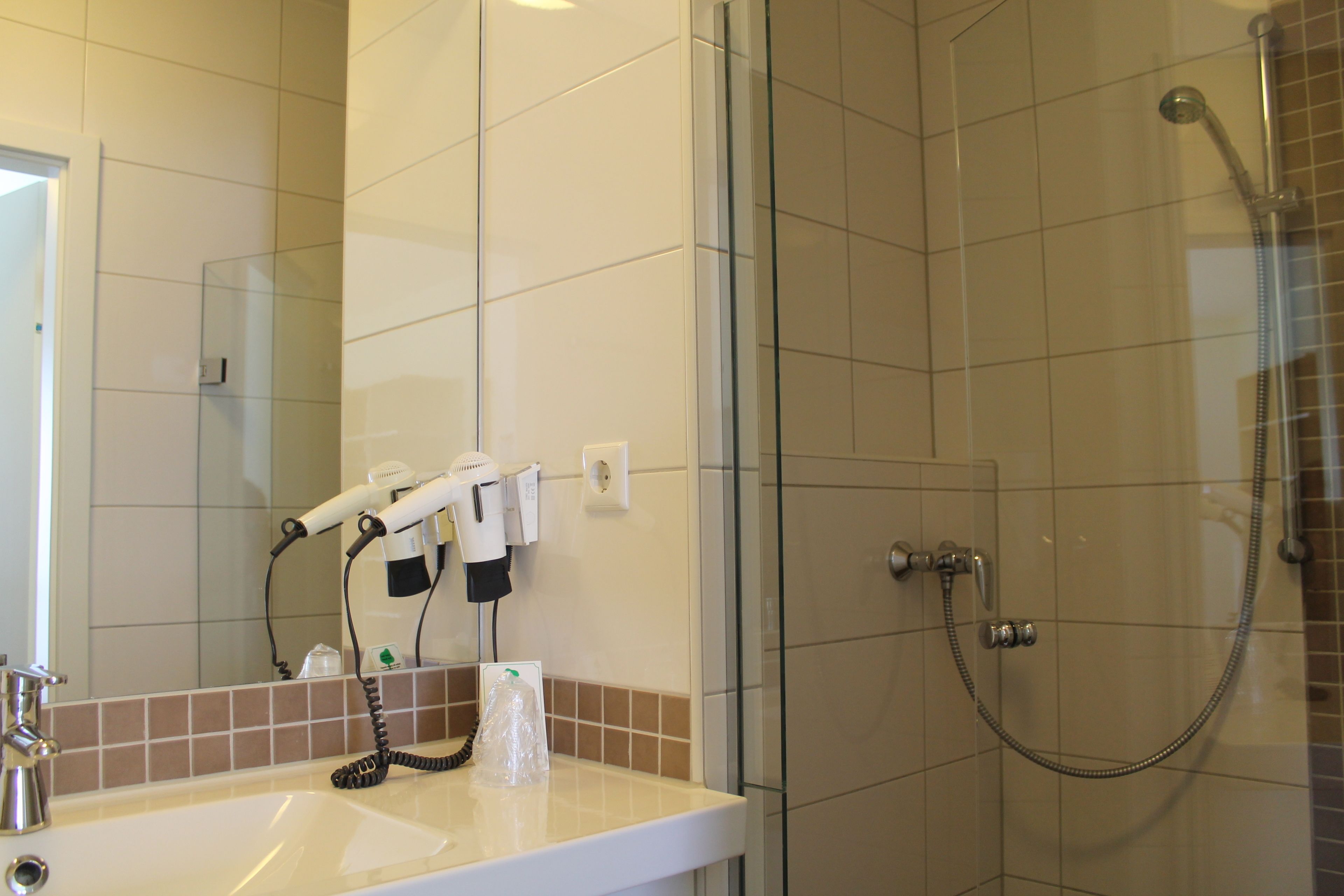 basic twin room | bathroom | shower, hair dryer, towels