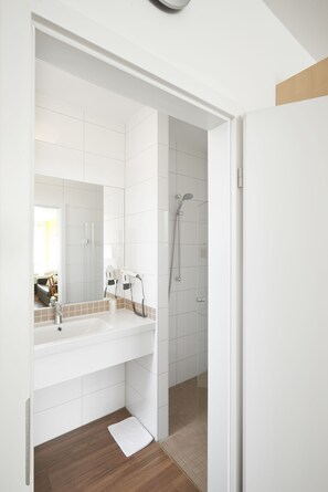 Apartment | Bathroom | Shower, hair dryer, towels - CityMotel Soest (Soest)