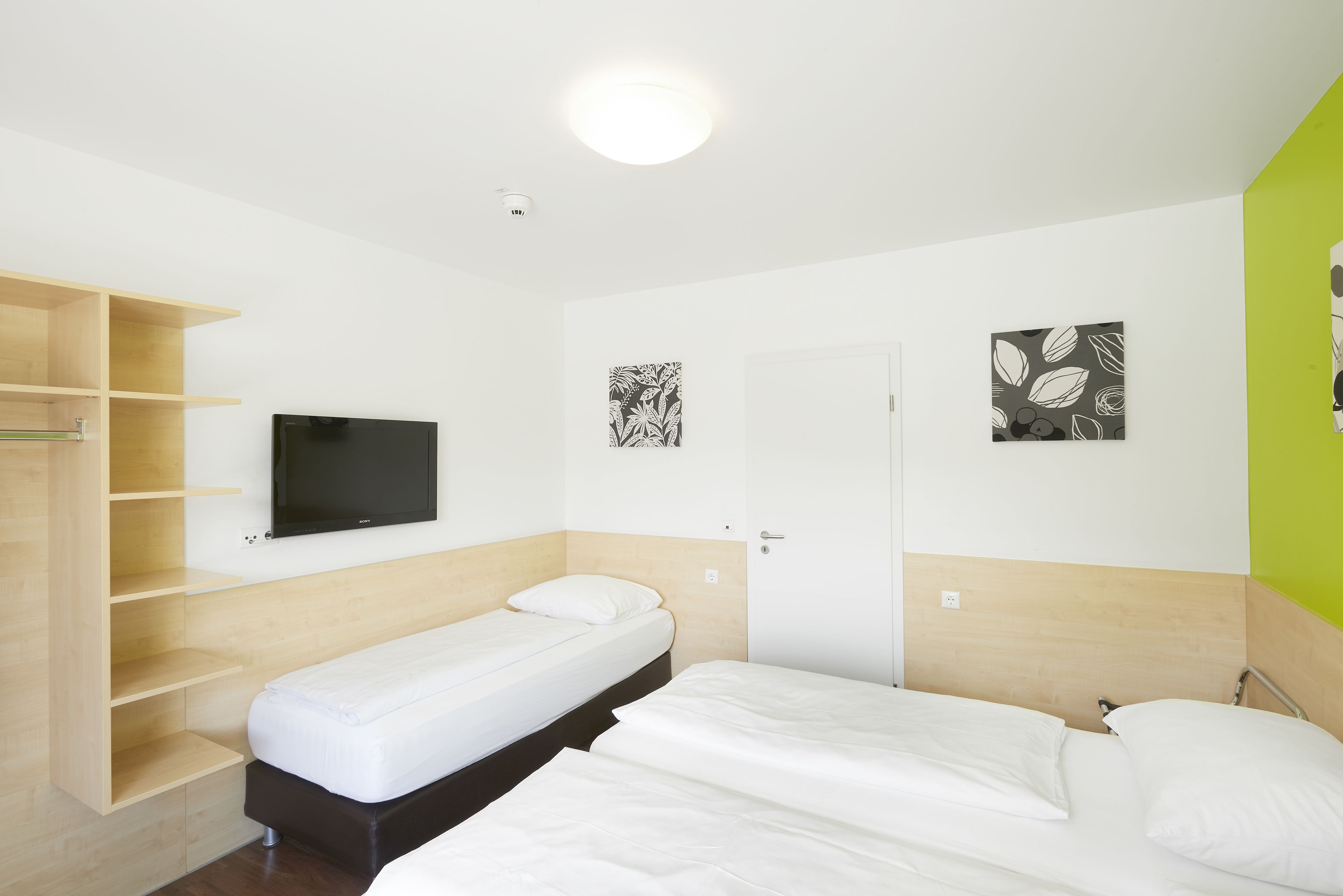basic triple room | desk, soundproofing, free wifi, bed sheets