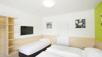 Habitación triple básica | Escritorio, insonorización, wifi gratis y ropa de cama