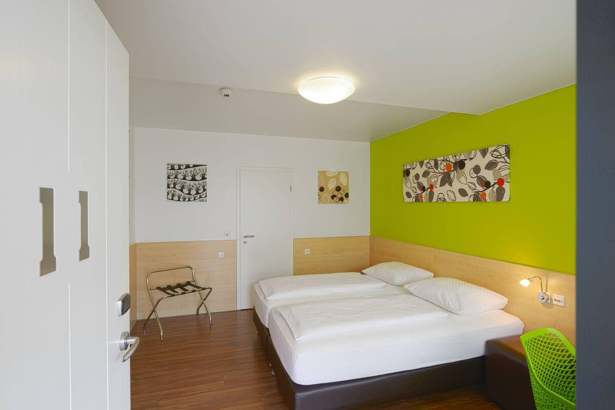 Desk, soundproofing, WiFi (free), bed sheets