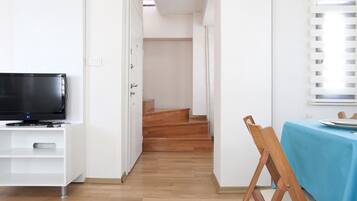 Family Dubleks, 1 Büyük (Queen) Boy Yatak ve Çekyat, Teras, Şehir Manzaralı | Oturma alanı | Uydu yayını kanalları bulunan 32 inç LCD televizyon, televizyon