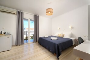 Skrivbord, mörkläggningsgardiner, ljudisolering och strykjärn/strykbräda