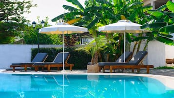 Piscine extérieure (ouverte en saison), parasols de plage