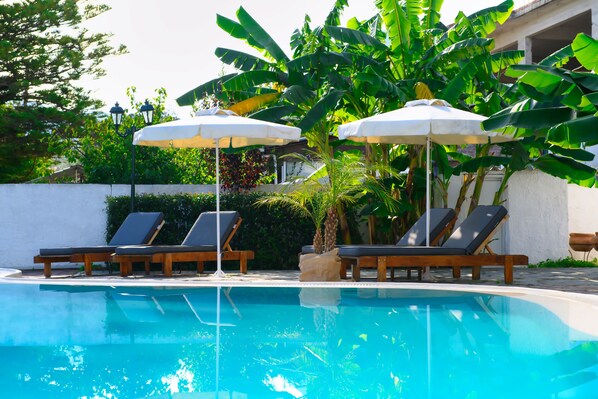 Piscine extérieure (ouverte en saison), parasols de plage