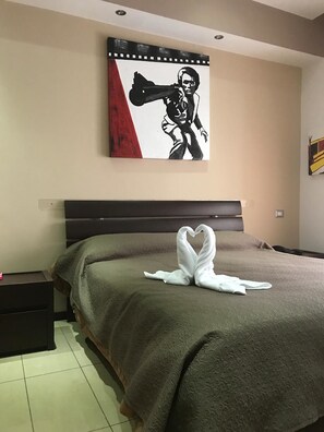 Habitación Deluxe doble, baño privado | Ropa de cama de alta calidad, colchones viscoelásticos, caja fuerte