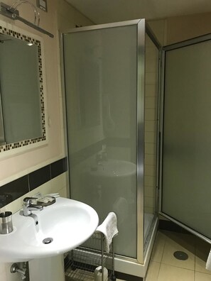 Chambre triple Deluxe, salle de bain attenante | Salle de bain | Douche, articles de toilette (gratuits), séchoir à cheveux, bidet