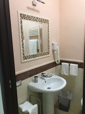 Dusche, kostenlose Toilettenartikel, Haartrockner, Bidet