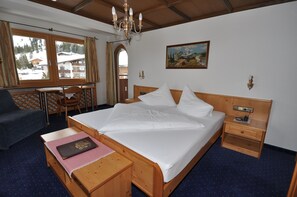 Junior Room, Mountain View | Premium bedding, in-room safe, desk, blackout drapes - Hotel Stülzis (Lech am Arlberg)