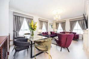 Dining - Carlton Court (London)