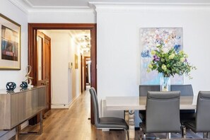 Dining - Carlton Court (London)