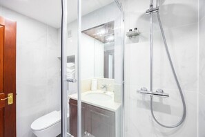 Bathroom - Carlton Court (London)