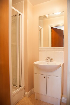 Combined shower/bathtub, free toiletries, hair dryer, towels - Royal Mile Accommodation (Edinburgh)