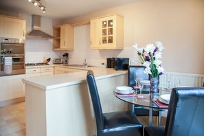 Fridge, microwave, oven, stovetop - Royal Mile Accommodation (Edinburgh)