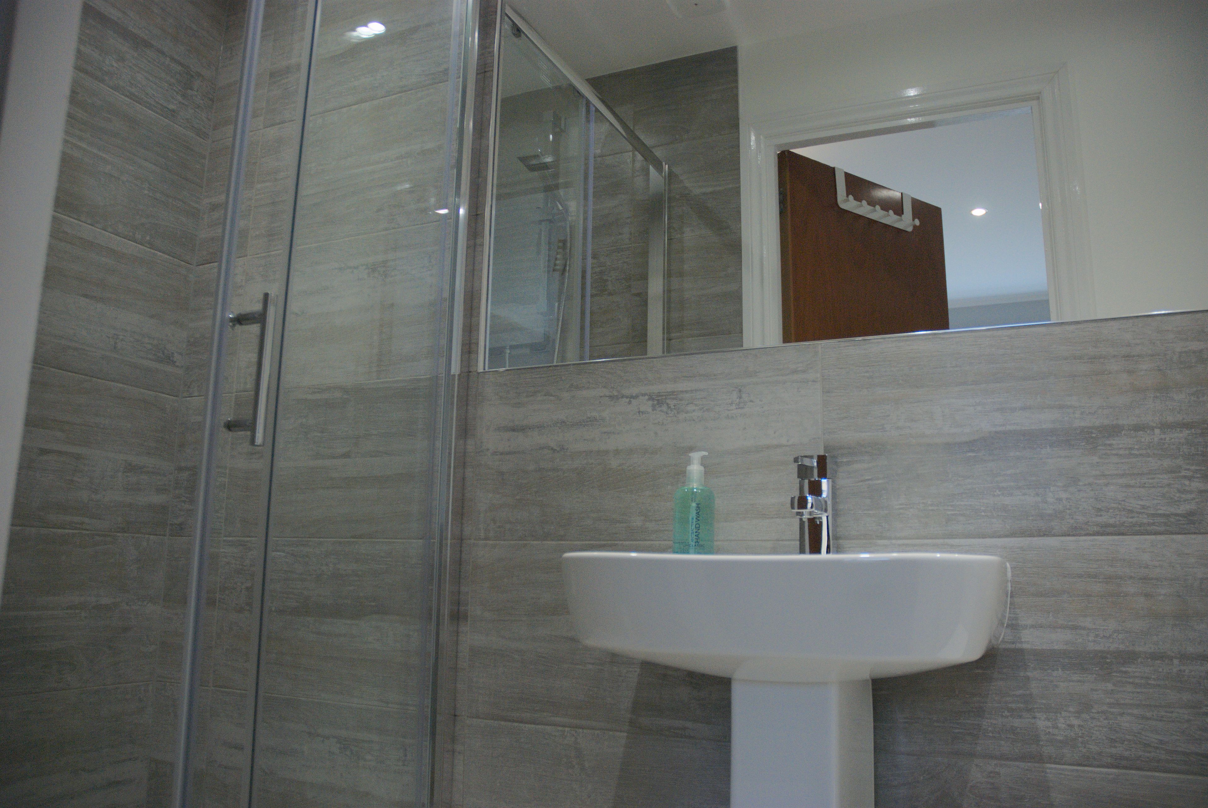 Combined shower/bathtub, free toiletries, hair dryer, towels