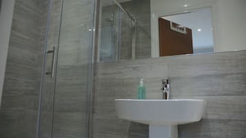 Combined shower/bathtub, free toiletries, hair dryer, towels