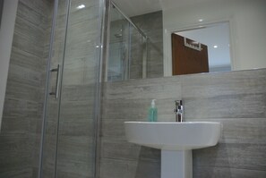 Combined shower/tub, free toiletries, hair dryer, towels - Royal Mile Accommodation (Edinburgh)